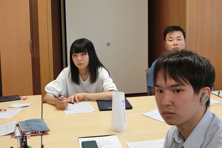 見つめている未来が違う~専用の机・パソコンの前で