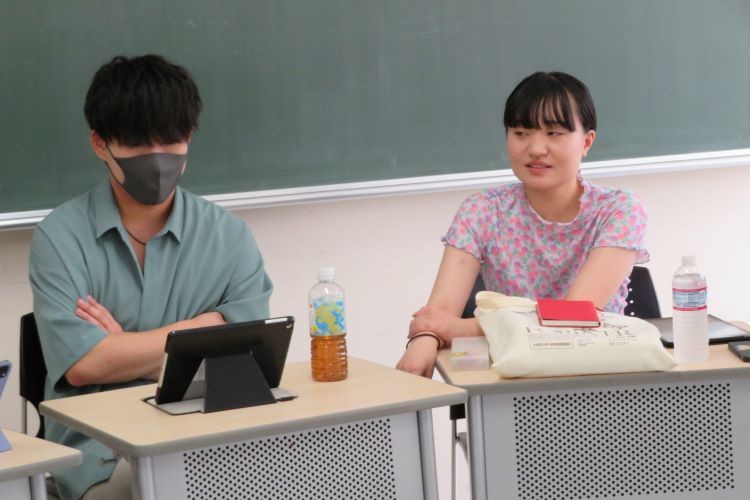 見つめている未来が違う～専用の机・パソコンの前で