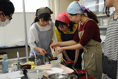 授業・実習風景 My味噌汁の塩分濃度は濃い？