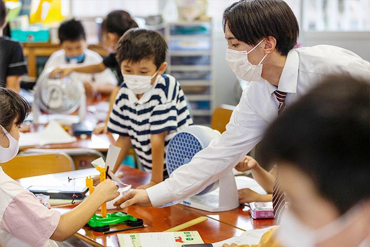 理科の授業 子ども1人1人としっかりやりとりします